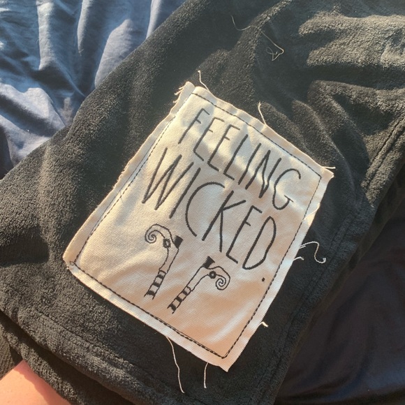 Rae Dunn “Feeling Wicked” Halloween Fleece Blanket - Picture 2 of 3